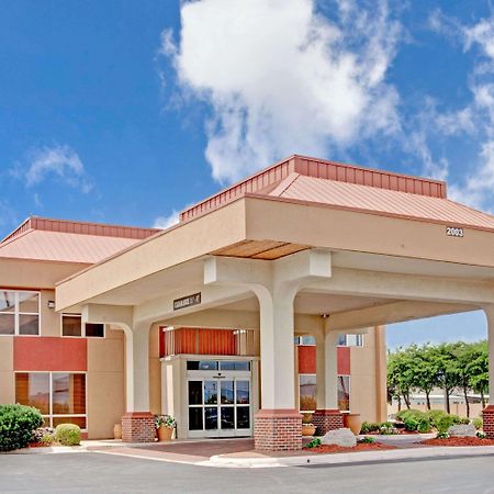 Ramada by Wyndham West Memphis Hotel Bagian luar foto