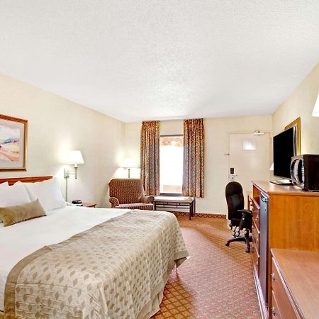 Ramada by Wyndham West Memphis Hotel Bagian luar foto
