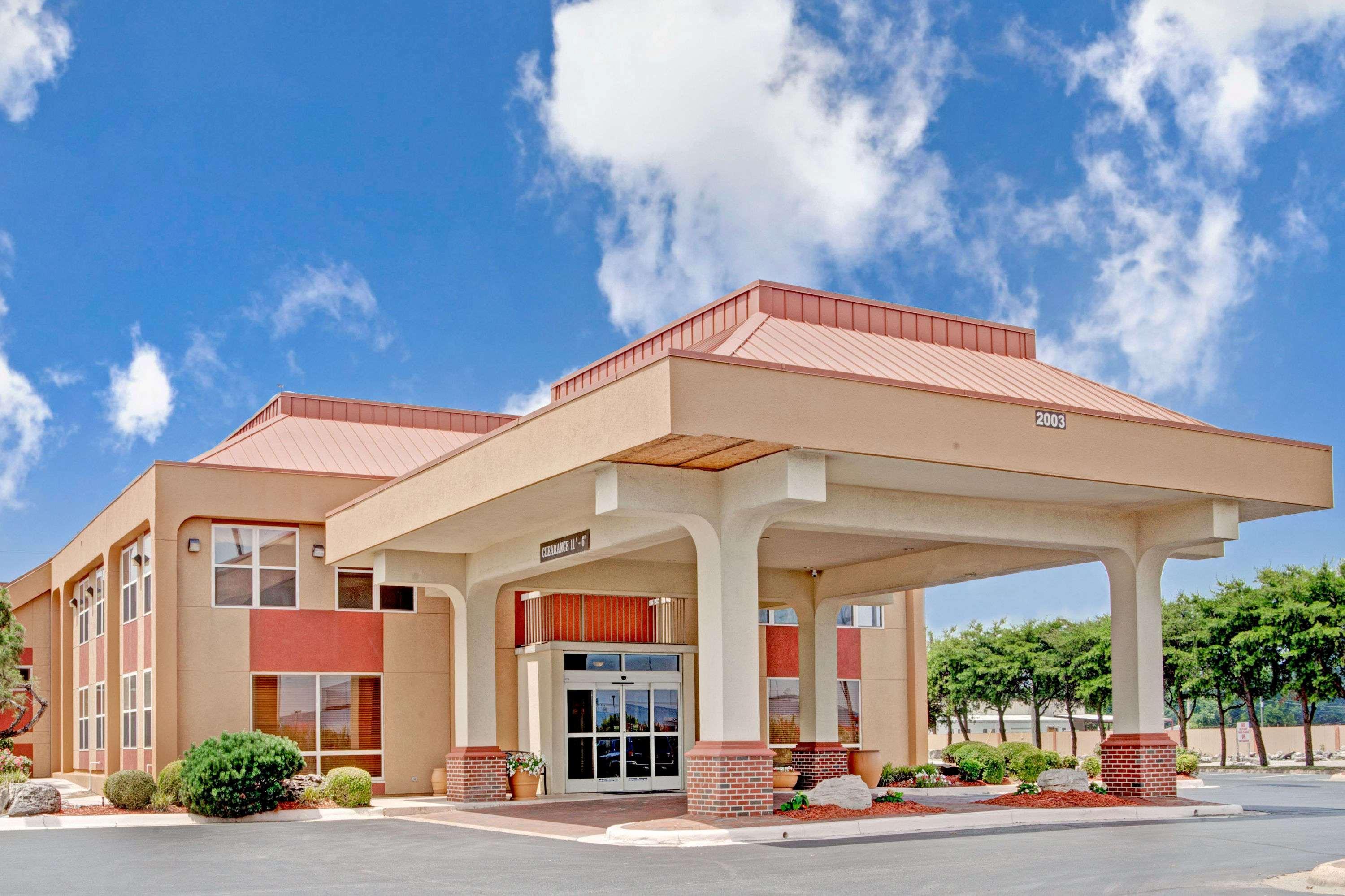 Ramada by Wyndham West Memphis Hotel Bagian luar foto
