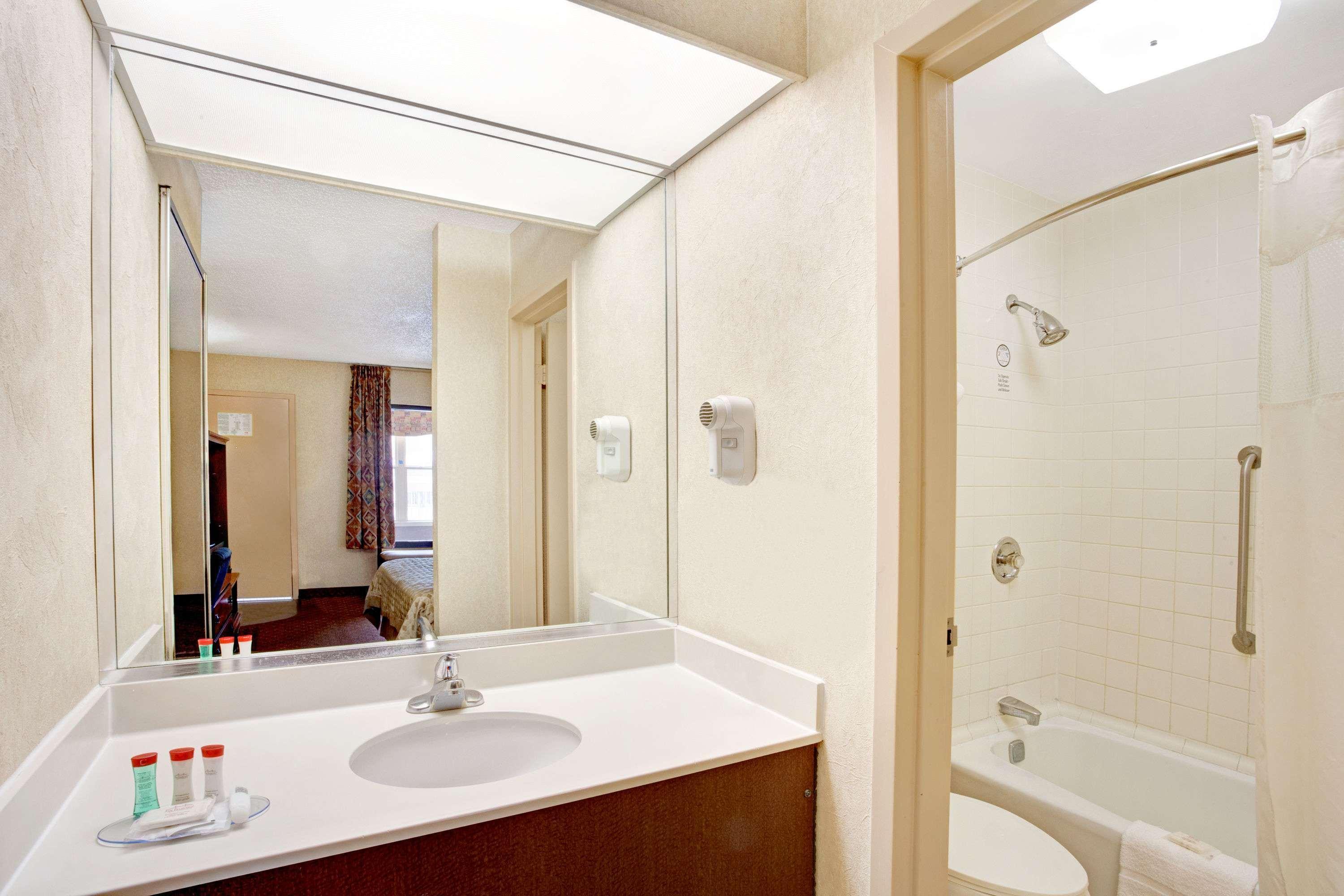Ramada by Wyndham West Memphis Hotel Bagian luar foto