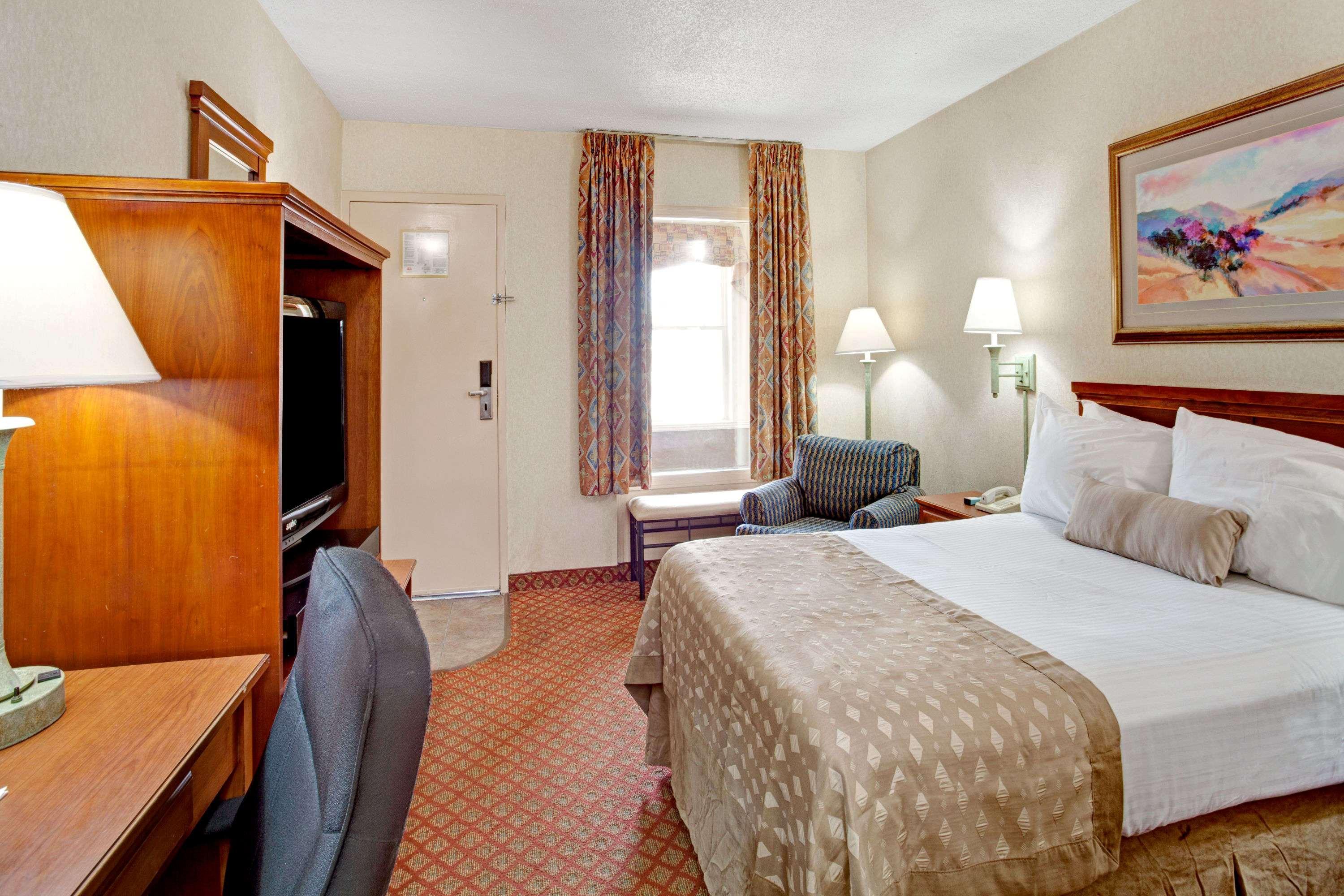 Ramada by Wyndham West Memphis Hotel Bagian luar foto