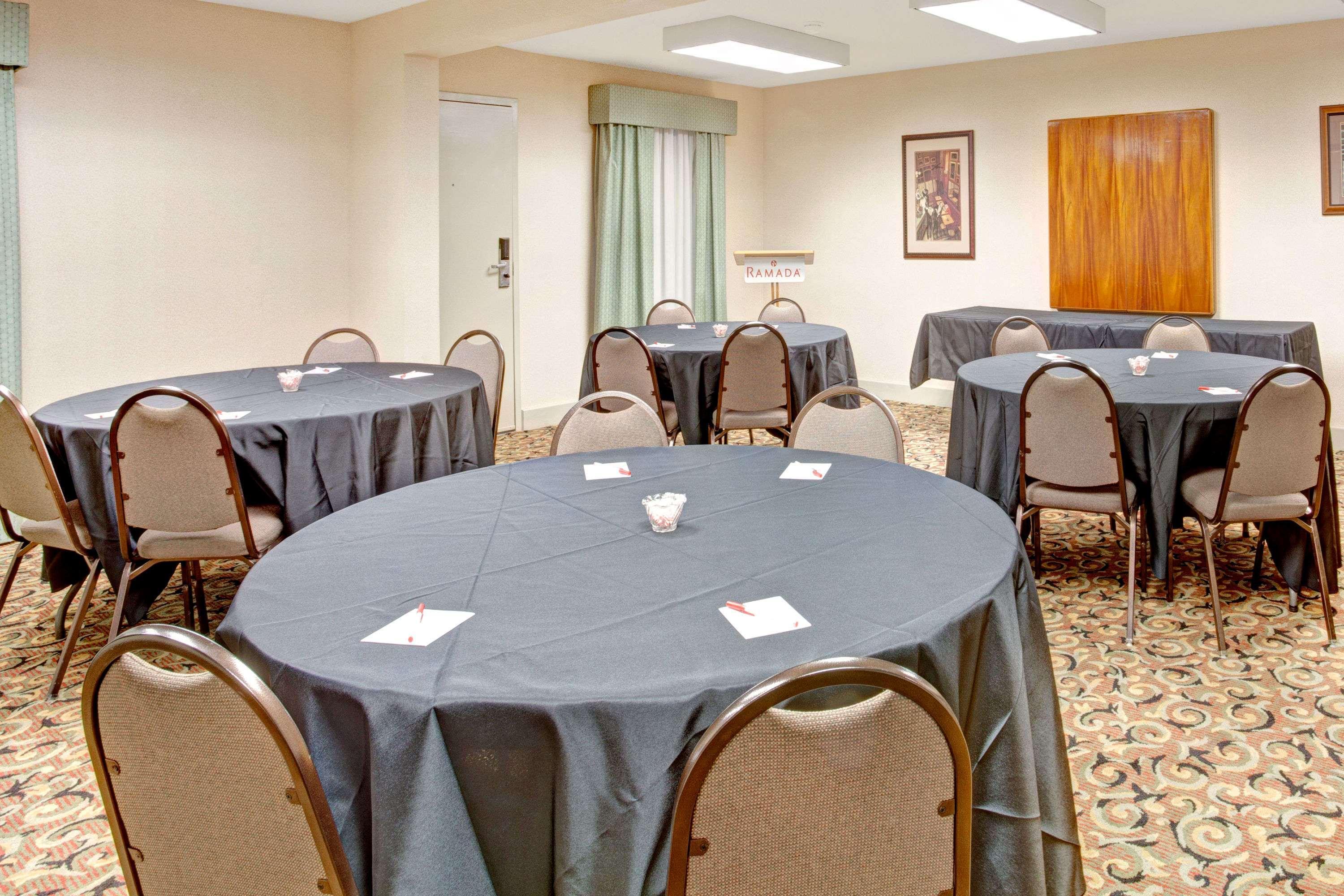 Ramada by Wyndham West Memphis Hotel Bagian luar foto