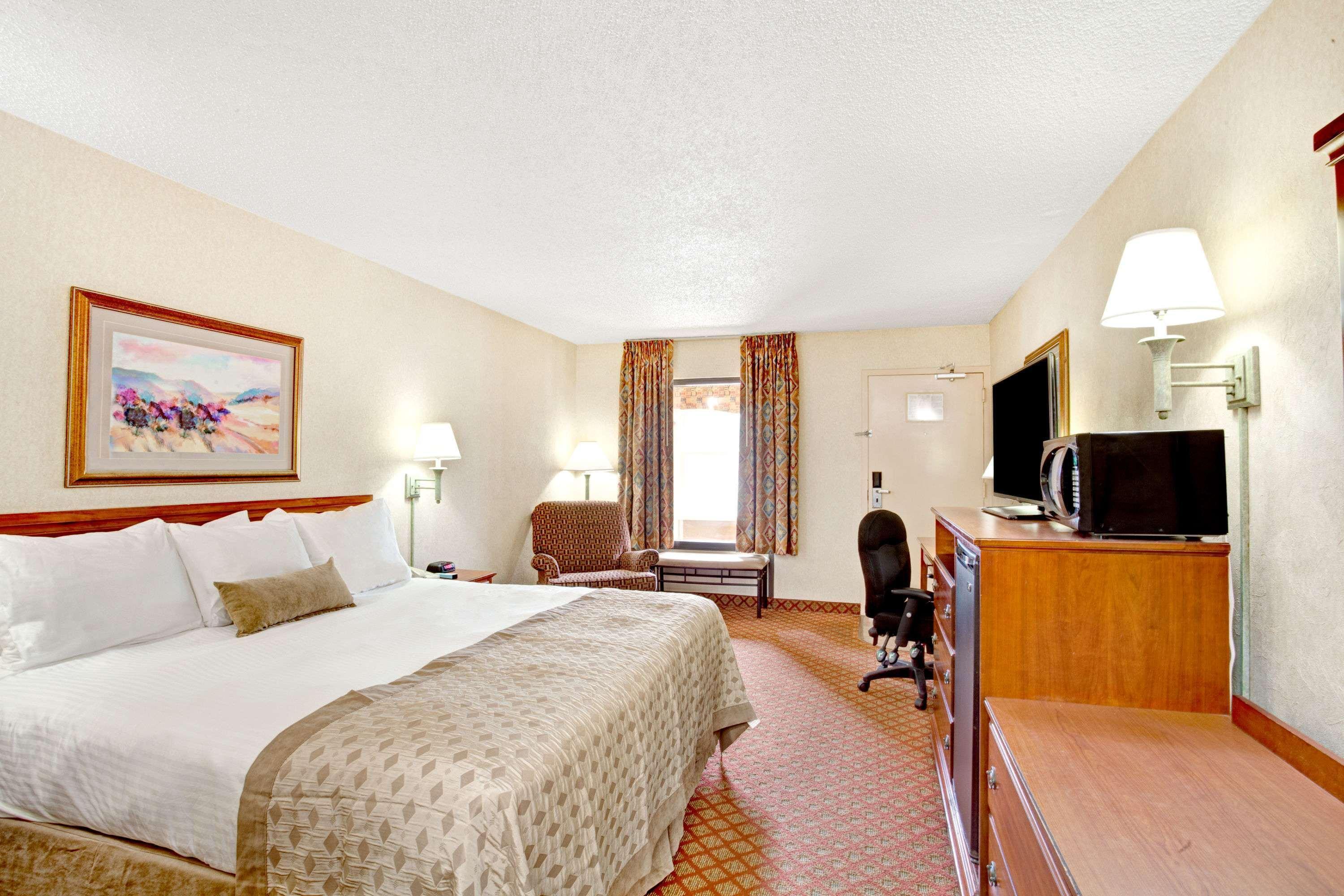 Ramada by Wyndham West Memphis Hotel Bagian luar foto