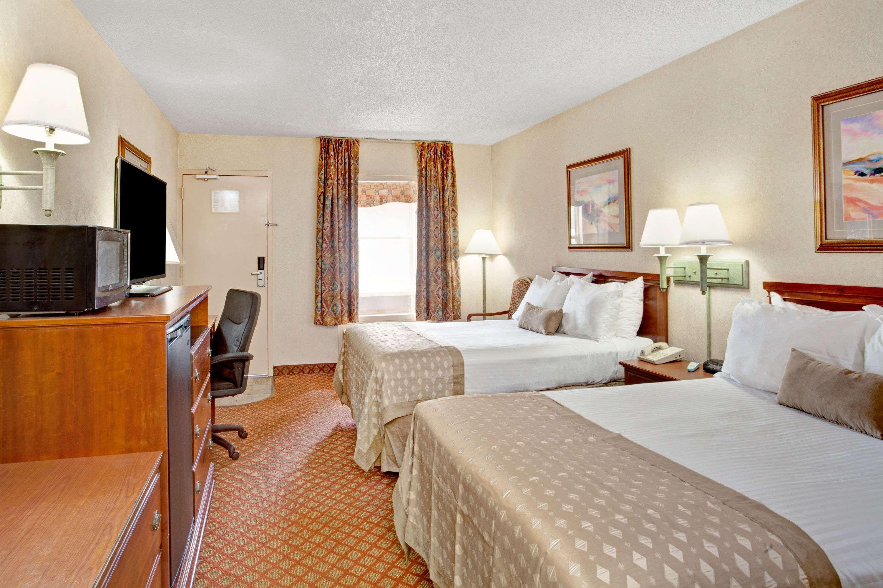 Ramada by Wyndham West Memphis Hotel Bagian luar foto