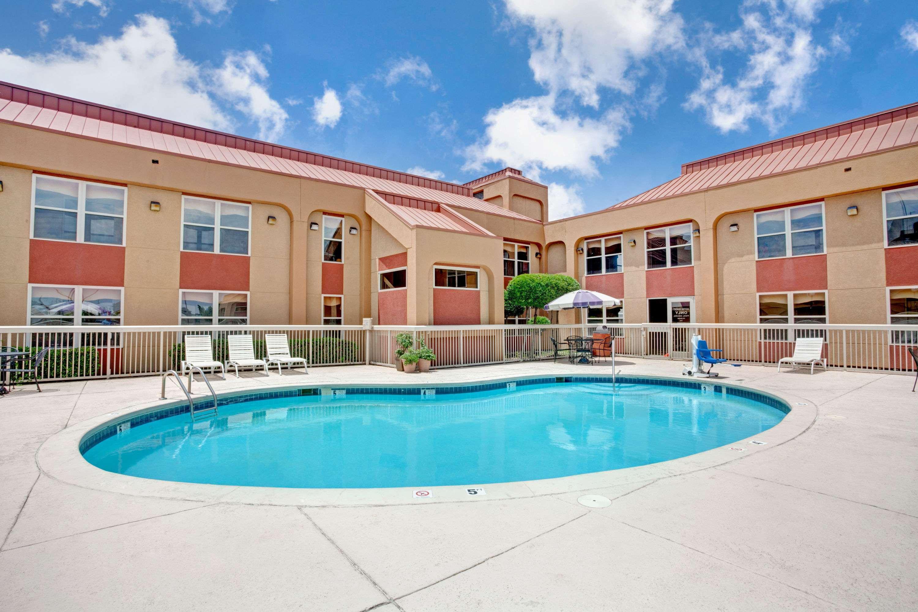 Ramada by Wyndham West Memphis Hotel Bagian luar foto